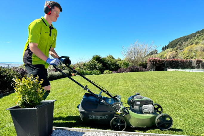 Lawn and Garden Services Franchise for Sale Auckland